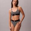 Bikini cu talie înaltă, elastic, din microfiber, cu monogramă grafică Bikini cu talie înaltă, elastic, din microfiber, cu monogramă grafică