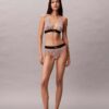 Bikini cu talie înaltă, elastic, din microfiber, cu monogramă grafică Bikini cu talie înaltă, elastic, din microfiber, cu monogramă grafică