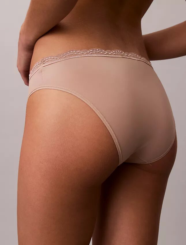 Bikini din microfibră elastică cu dantelă Bikini din microfibră elastică cu dantelă