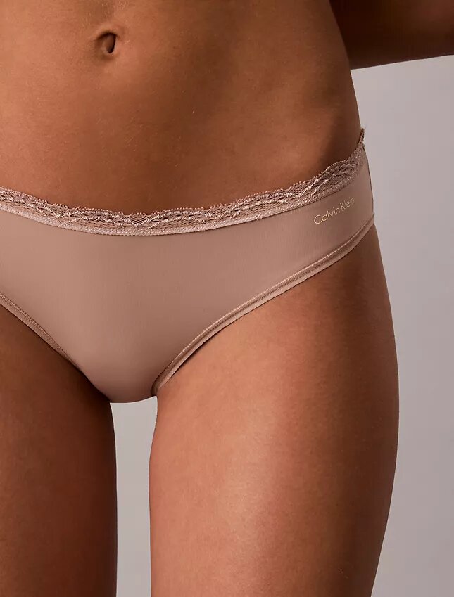 Bikini din microfibră elastică cu dantelă Bikini din microfibră elastică cu dantelă