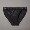 Bikini modern cu șnururi din dantelă Bikini modern cu șnururi din dantelă
