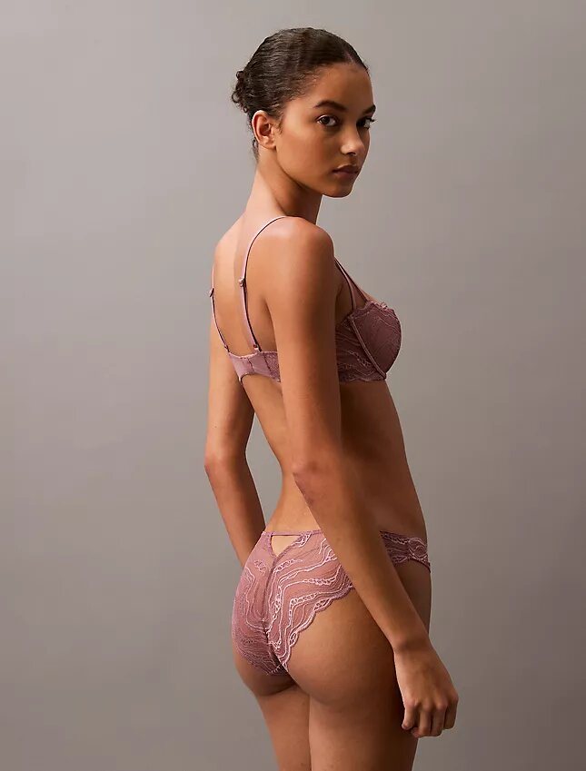 Bikini senzual din dantelă elastică Bikini senzual din dantelă elastică