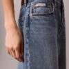 Blugi cropped cu croi evazat