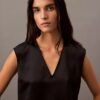 Bluză fără mâneci cu decolteu în V din satin Bluză fără mâneci cu decolteu în V din satin