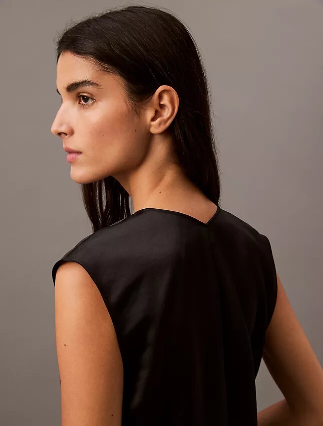 Bluză fără mâneci cu decolteu în V din satin Bluză fără mâneci cu decolteu în V din satin