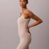 Body-ul minimalist din plasă până la jumătatea coapsei
