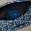 Borsetă din denim cu logo emblematic pe toată suprafața