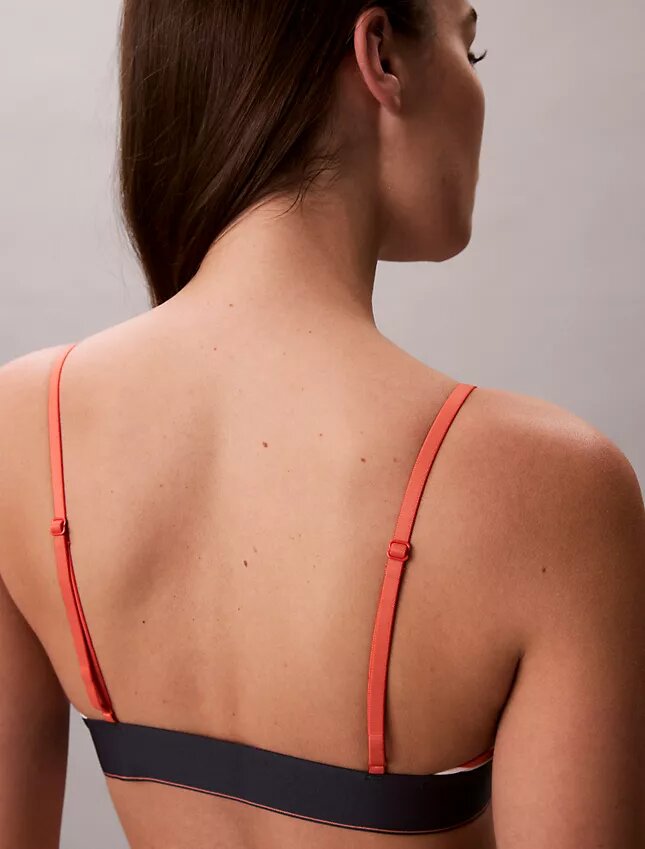 Bralette elastică din microfibră Unlined cu Monogram grafică, fără căptușeală Bralette elastică din microfibră Unlined cu Monogram grafică, fără căptușeală