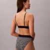 Bralette elastică din microfibră Unlined cu Monogram grafică, fără căptușeală Bralette elastică din microfibră Unlined cu Monogram grafică, fără căptușeală