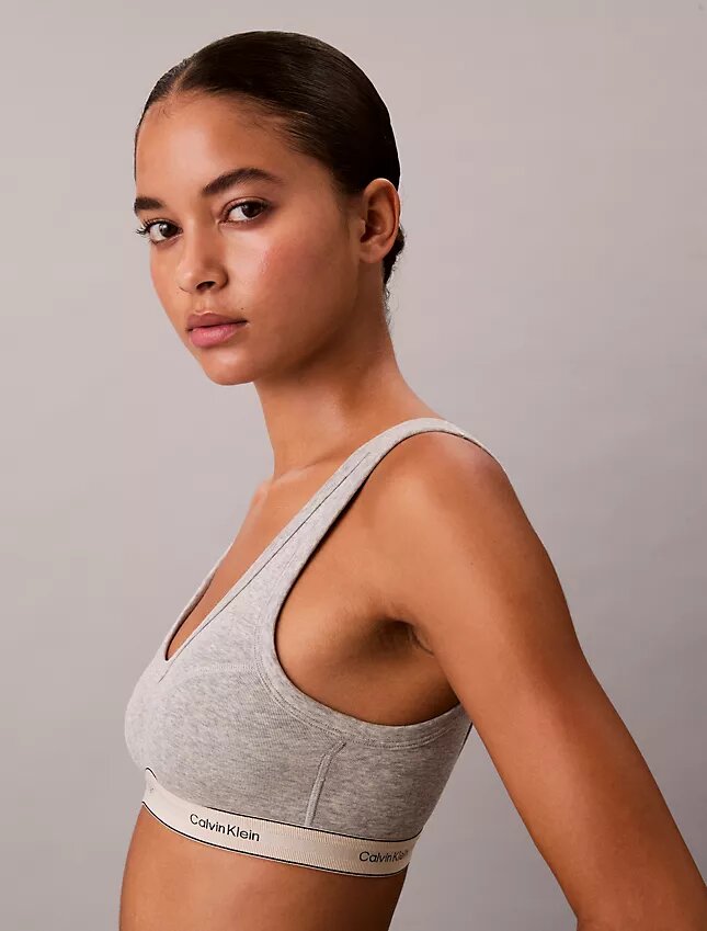 Bralette triunghiulară din Cotton Stretch, ușor căptușită, în stil tradițional Bralette triunghiulară din Cotton Stretch, ușor căptușită, în stil tradițional