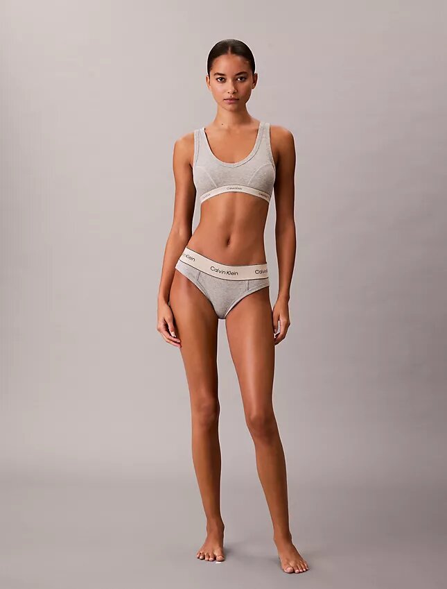 Bralette triunghiulară din Cotton Stretch, ușor căptușită, în stil tradițional Bralette triunghiulară din Cotton Stretch, ușor căptușită, în stil tradițional