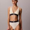 Bralette triunghiulară din microfiber elastic cu monogramă grafică, ușor căptușită