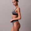 Bralette triunghiulară din microfiber elastic cu monogramă grafică, ușor căptușită