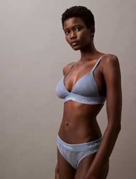 Bralette triunghiulară modernă din dantelă, ușor căptușită