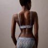 Bralette triunghiulară modernă din dantelă, ușor căptușită