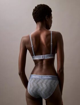Bralette triunghiulară modernă din dantelă, ușor căptușită