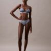 Bralette triunghiulară modernă din dantelă, ușor căptușită