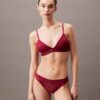 Bralette triunghiulară modernă din dantelă, ușor căptușită