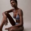 Bralette triunghiulară modernă din dantelă, ușor căptușită