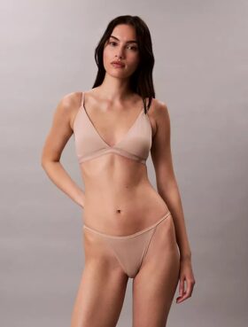 Bralette triunghiulară ușor căptușită, care se mulează pe corp Bralette triunghiulară ușor căptușită, care se mulează pe corp
