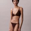 Bralette triunghiulară ușor căptușită, care se mulează pe corp