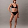 Bralette triunghiulară ușor căptușită, care se mulează pe corp