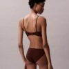 Bralette triunghiulară ușor căptușită, care se mulează pe corp