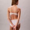 Bralette triunghiulară ușor căptușită, care se mulează pe corp