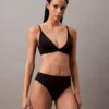 Bralette triunghiulară ușor căptușită, care se mulează pe corp