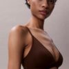 Bralette triunghiulară ușor căptușită, care se mulează pe corp