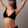 Bralette triunghiulară ușor căptușită, care se mulează pe corp