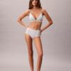 Bralette triunghiulară ușor căptușită, care se mulează pe corp