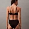 Bralette triunghiulară ușor căptușită, care se mulează pe corp