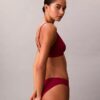 Bralette triunghiulară ușor căptușită, care se mulează pe corp
