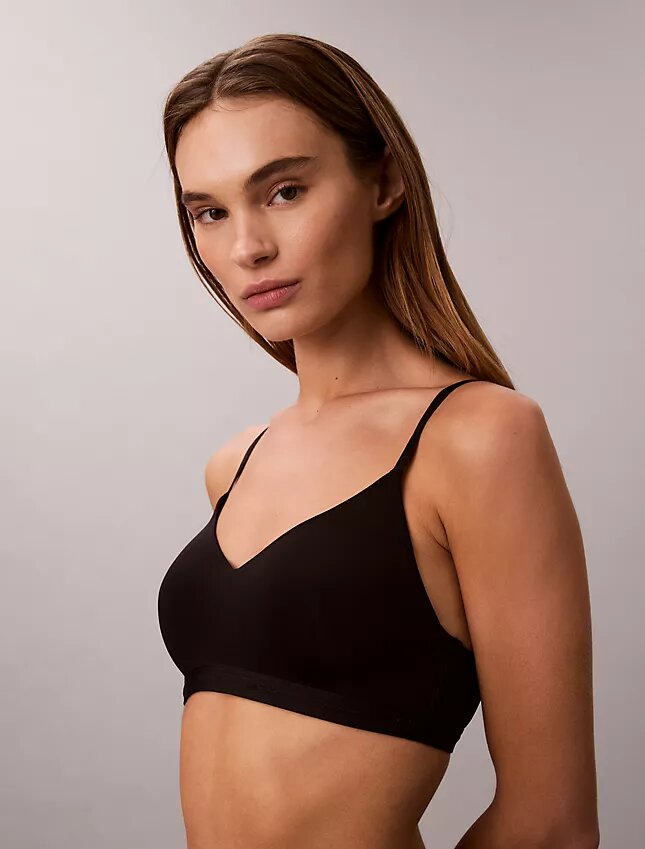 Bralette ușor căptușită, care se mulează pe corp Bralette ușor căptușită, care se mulează pe corp