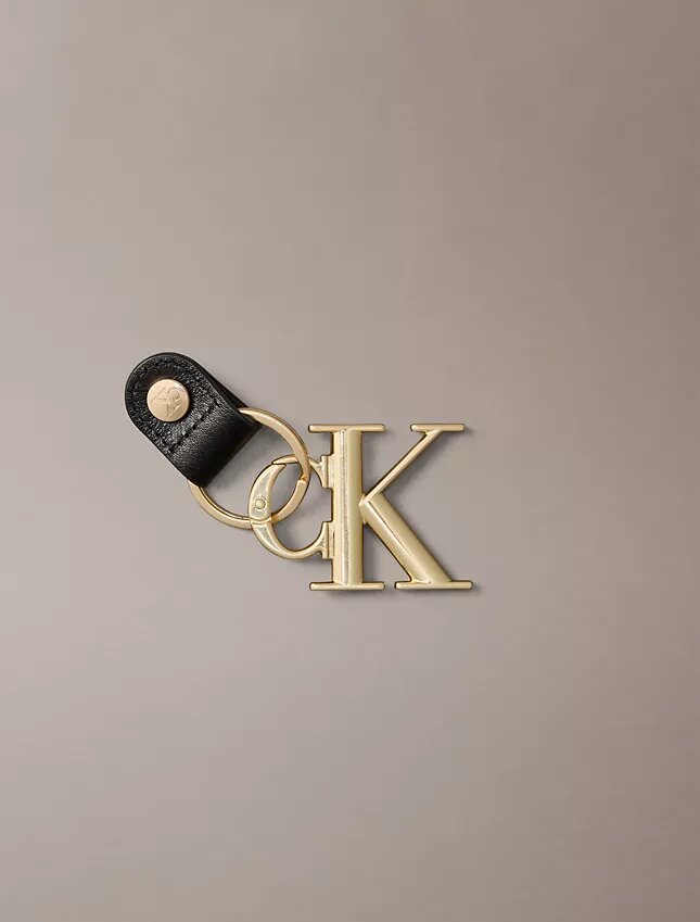 Breloc cu monogramă îndrăzneață Breloc cu monogramă îndrăzneață