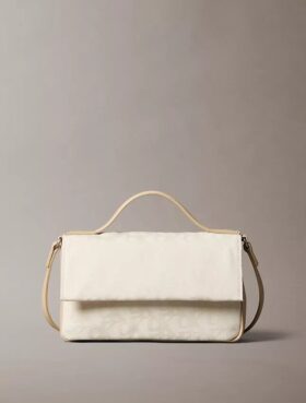Geantă crossbody cu clapă și monogramă pe toată suprafața