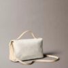 Geantă crossbody cu clapă și monogramă pe toată suprafața