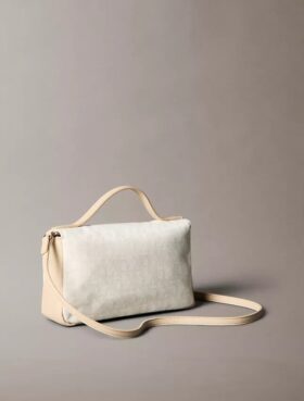 Geantă crossbody cu clapă și monogramă pe toată suprafața
