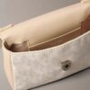 Geantă crossbody cu clapă și monogramă pe toată suprafața