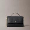 Geantă crossbody minimalistă cu clapă și monogramă
