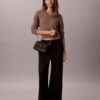 Geantă crossbody minimalistă cu clapă și monogramă