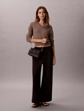 Geantă crossbody minimalistă cu clapă și monogramă