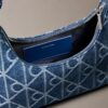 Geantă de umăr din denim cu logo emblematic pe toată suprafața Geantă de umăr din denim cu logo emblematic pe toată suprafața