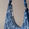Geantă de umăr din denim cu logo emblematic pe toată suprafața Geantă de umăr din denim cu logo emblematic pe toată suprafața
