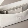 Geantă de umăr din piele sintetică cu textură de pietricele și logo emblematic Geantă de umăr din piele sintetică cu textură de pietricele și logo emblematic
