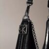 Geantă de umăr din piele sintetică cu textură de pietricele și logo emblematic Geantă de umăr din piele sintetică cu textură de pietricele și logo emblematic