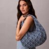 Geantă Hobo din denim cu logo emblematic pe toată suprafața Geantă Hobo din denim cu logo emblematic pe toată suprafața