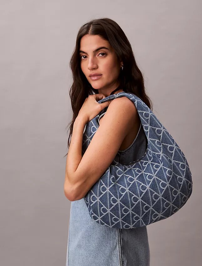 Geantă Hobo din denim cu logo emblematic pe toată suprafața Geantă Hobo din denim cu logo emblematic pe toată suprafața