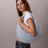 Geantă Hobo din denim cu logo emblematic pe toată suprafața Geantă Hobo din denim cu logo emblematic pe toată suprafața